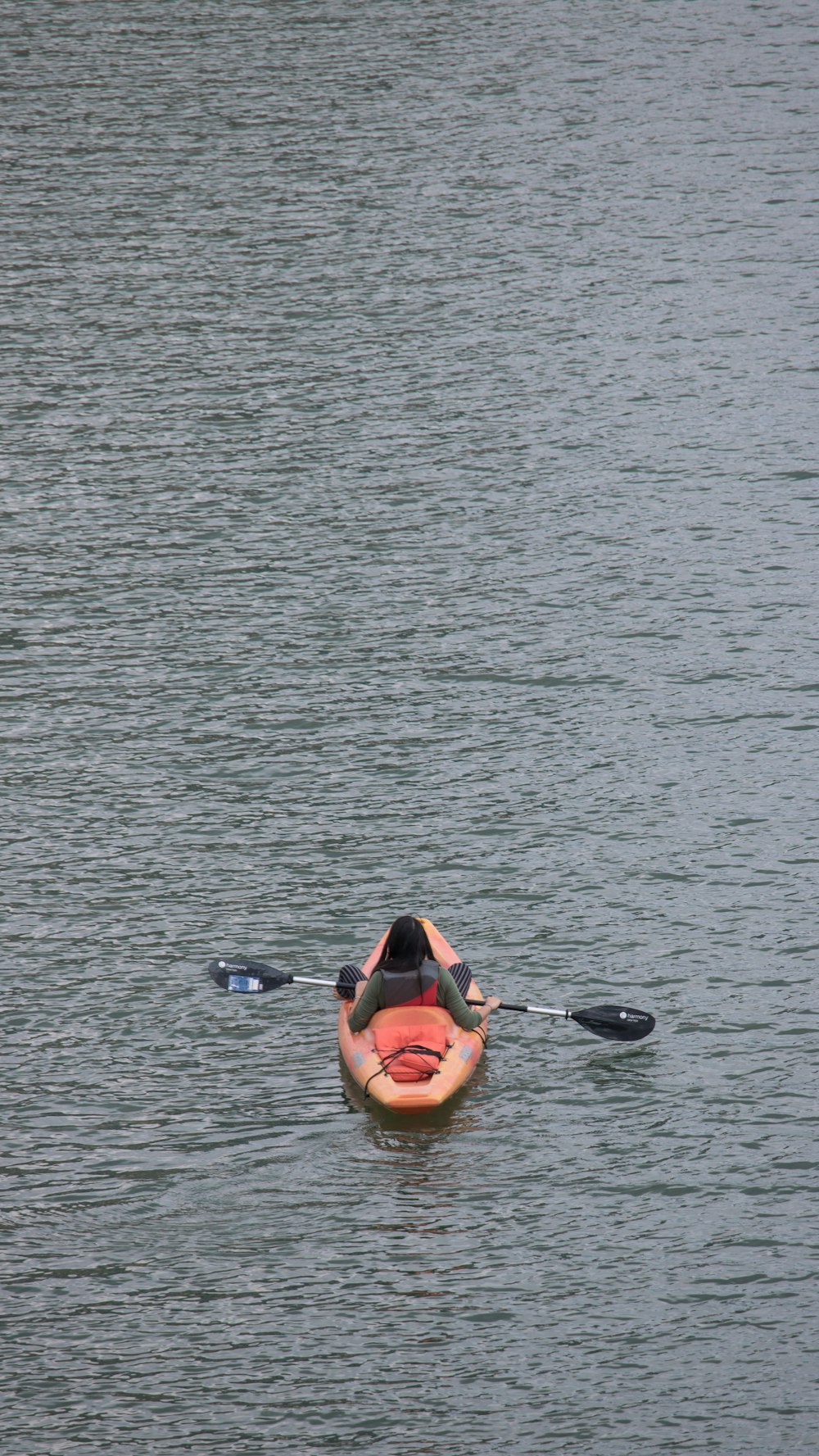 Persona en kayak en el cuerpo de agua