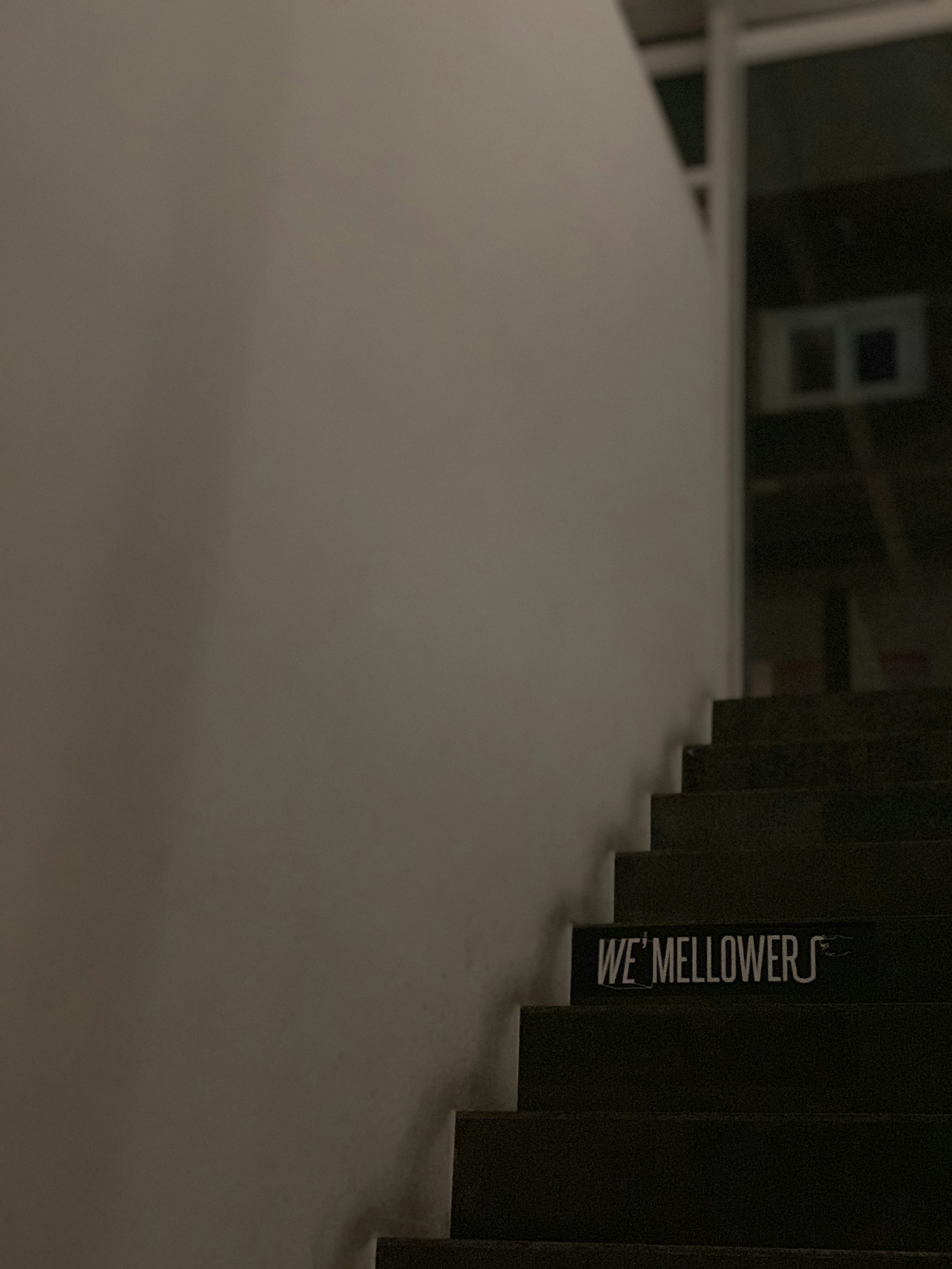 Nous adoucissons l’impression sur les escaliers à l’intérieur de la chambre