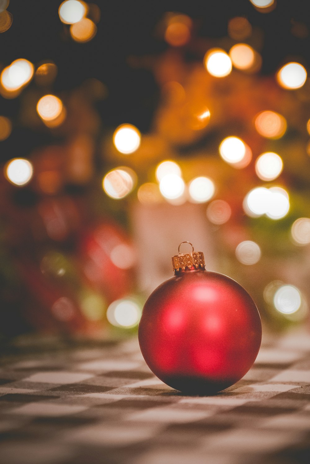 photographie de mise au point sélective de boule de Noël rouge