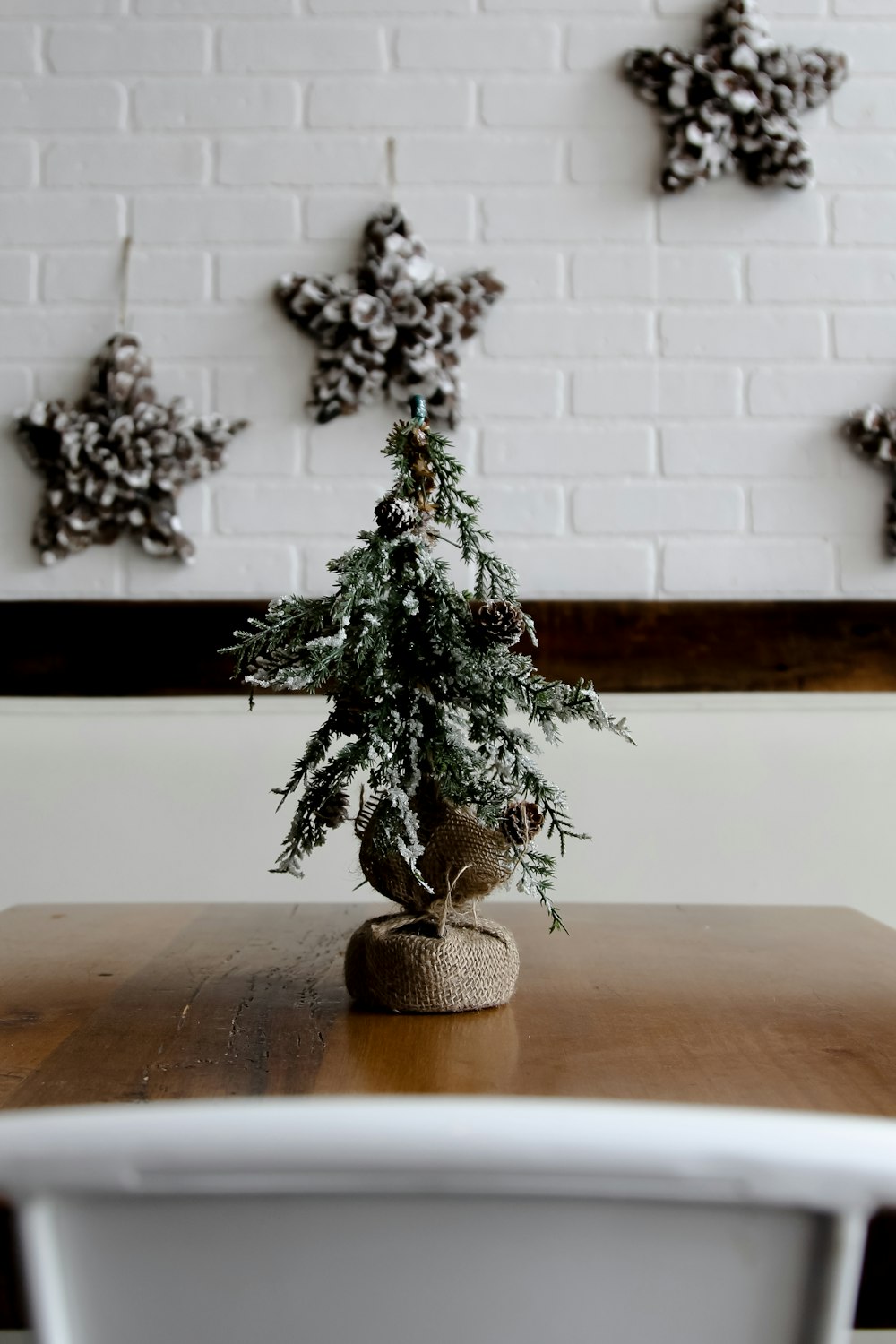 decoração verde da árvore de Natal no topo da mesa marrom