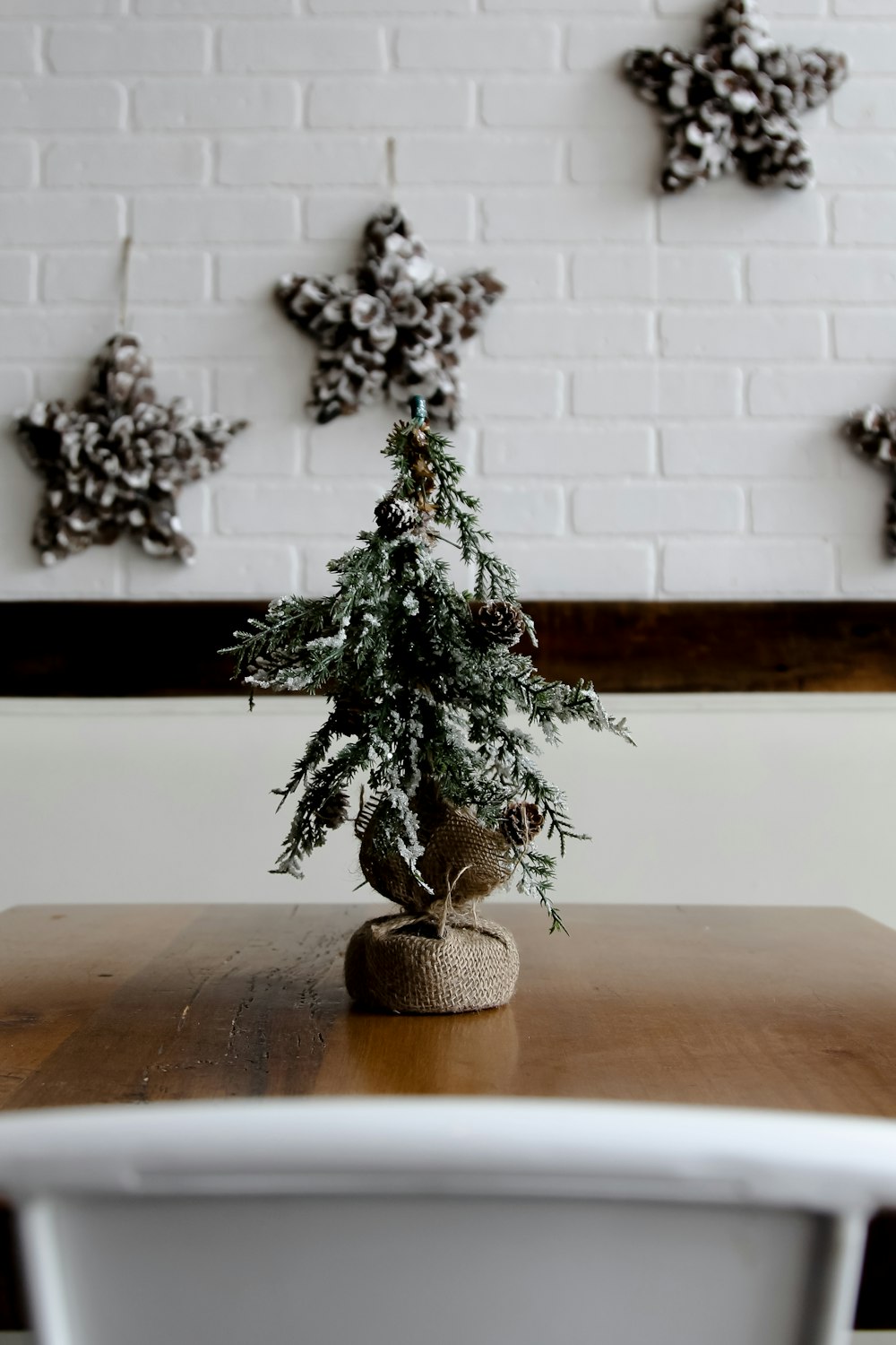 茶色のテーブルの上に緑のクリスマスツリーの装飾