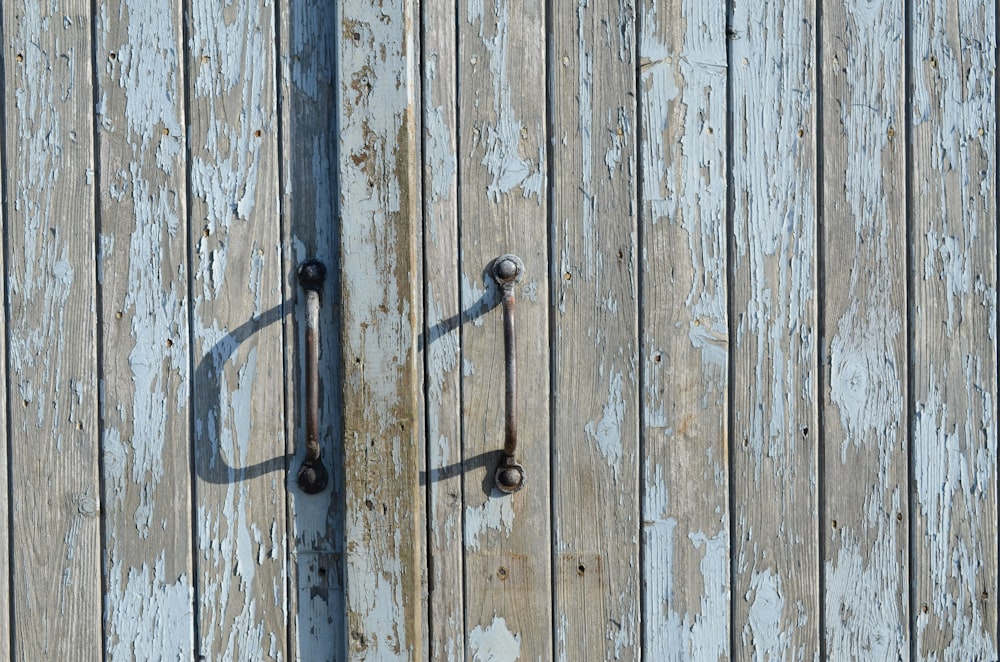 puerta cerrada de madera marrón