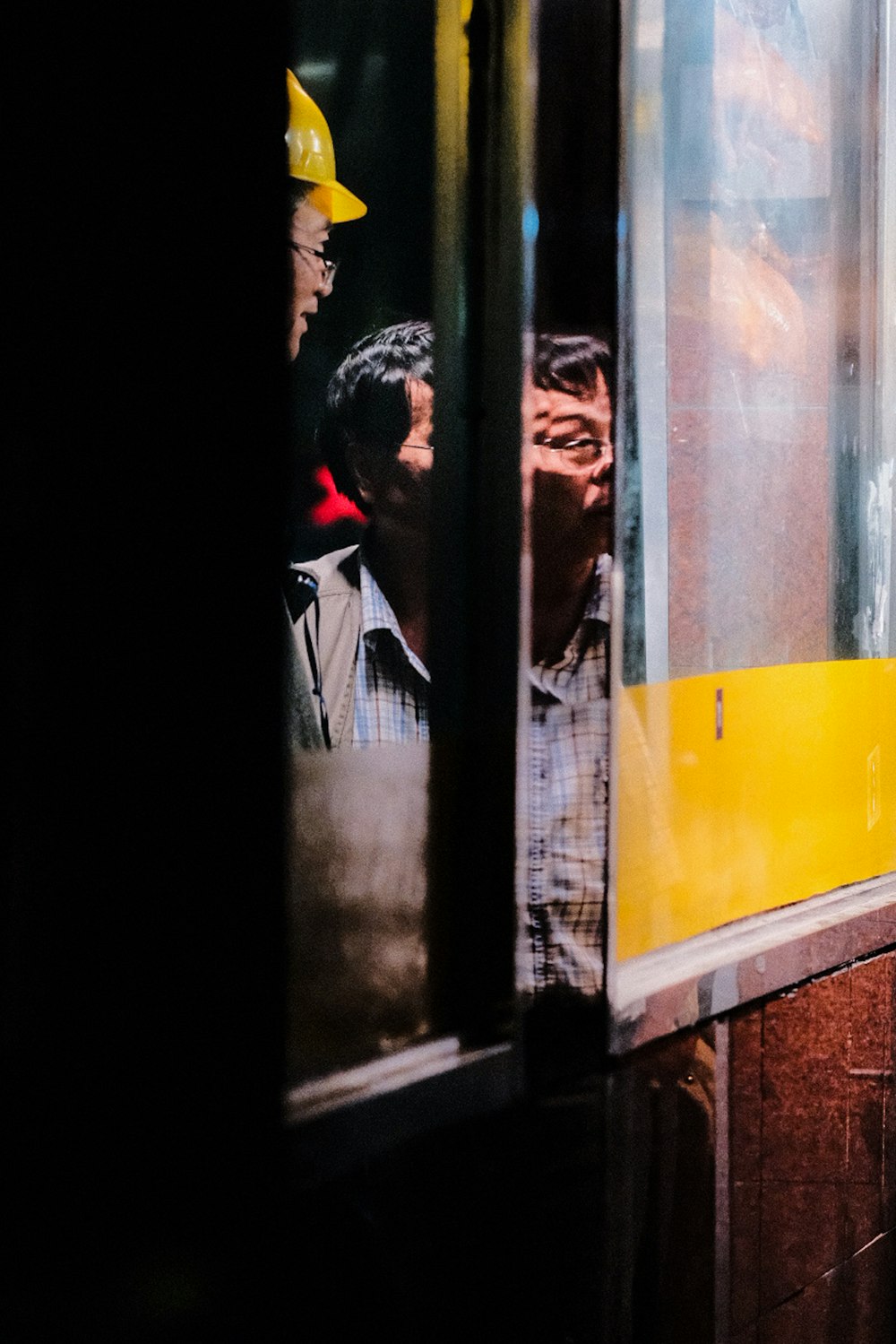 Un hombre mirando por la ventana de un tren