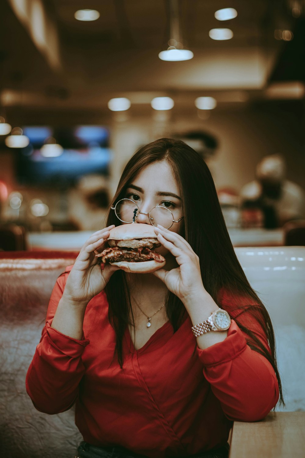 ハンバーガーを食べる女性