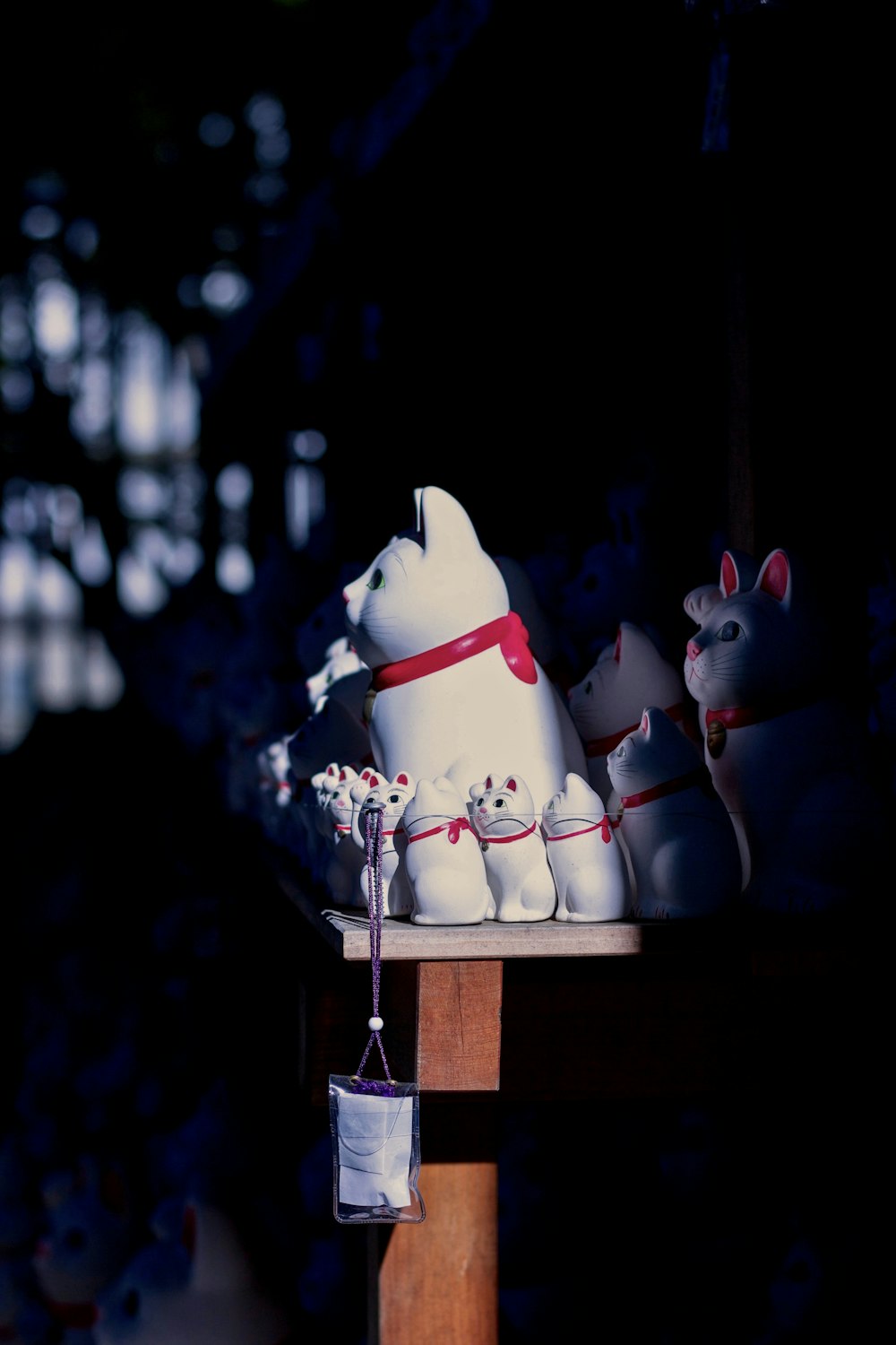 Photo de mise au point peu profonde de figurines de chat porte-bonheur en céramique