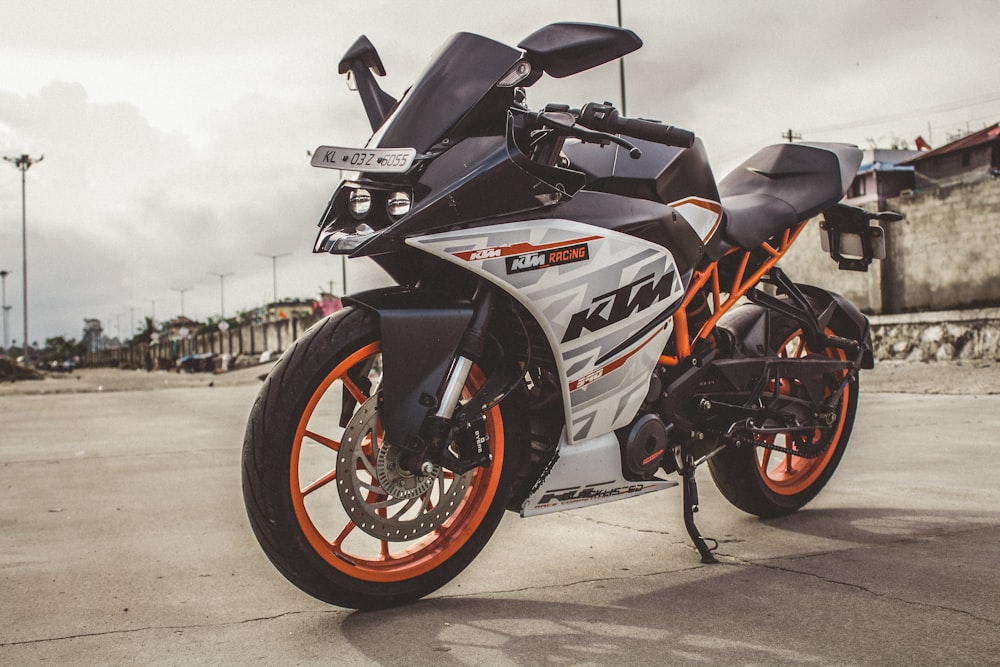 moto deportiva KTM blanca y negra