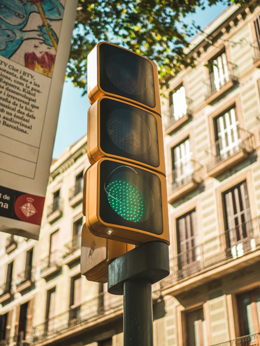 traffic light displaying green light