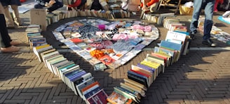 Bric-à-Brac pile de livres formant un coeur