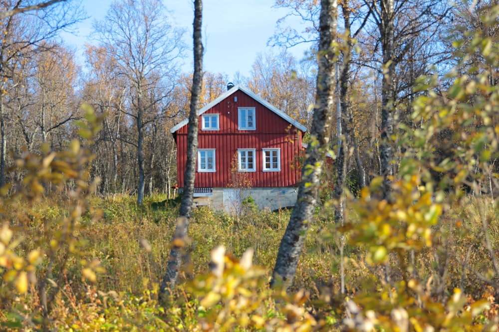 flaches Fokusfoto eines braunen 2-stöckigen Hauses