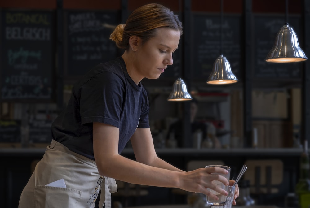 Mujer sosteniendo un vaso transparente