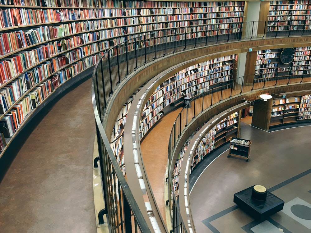 Prédio da biblioteca de três andares com muitos livros