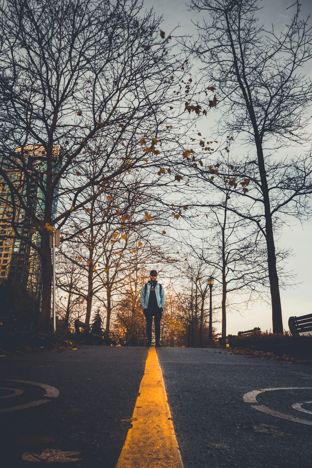 uomo in piedi sulla strada