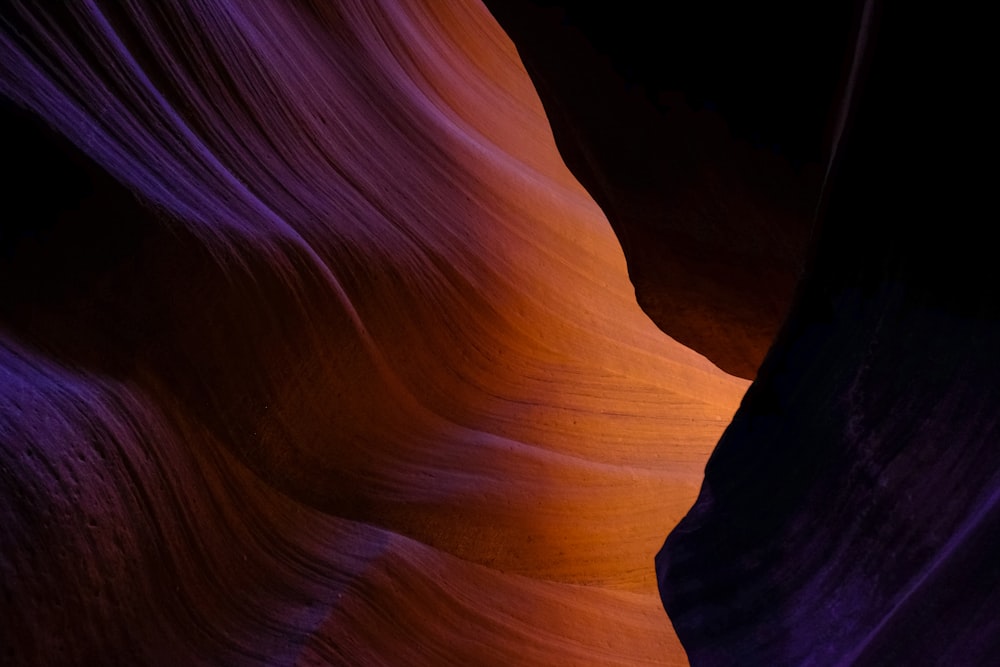 Un gran cañón con una formación rocosa muy colorida