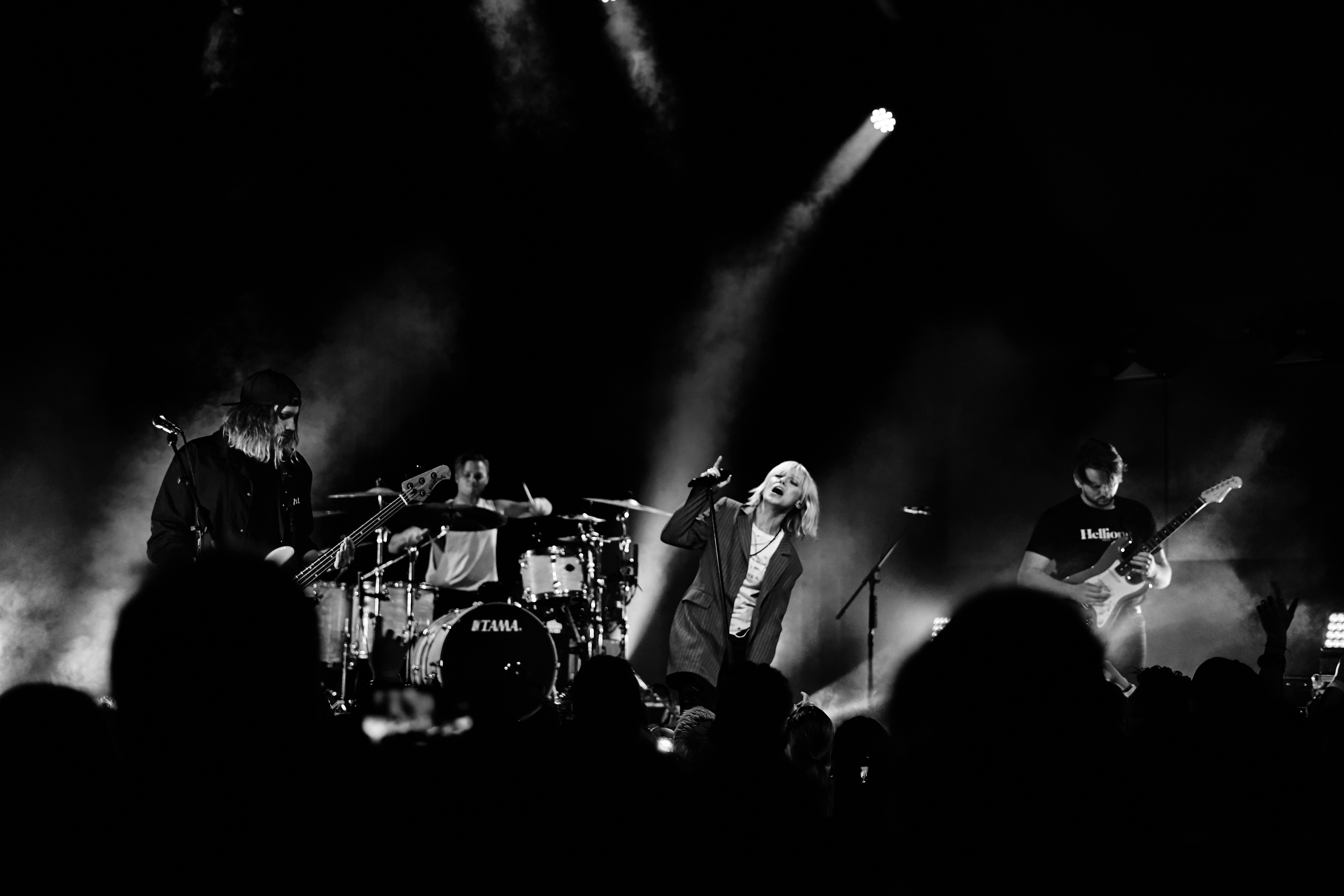 Fotografía en escala de grises de la banda tocando en el escenario