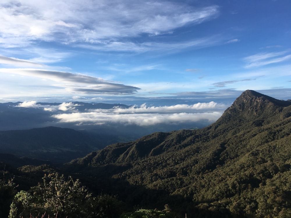 veduta aerea della montagna