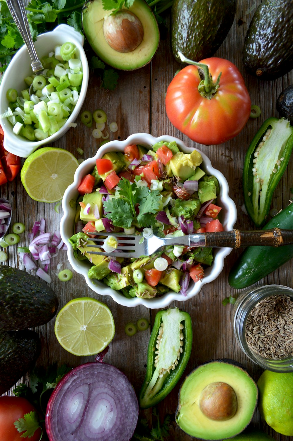 salada de legumes na tigela plana lay fotografia