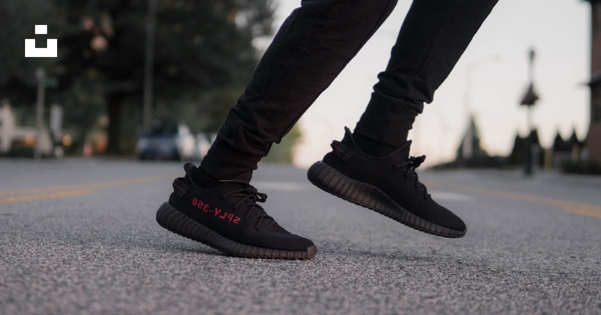 Foto Persona con zapatillas adidas Yeezy Boost 350 v2 negras y