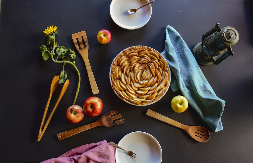 Tarte aux pommes sur table