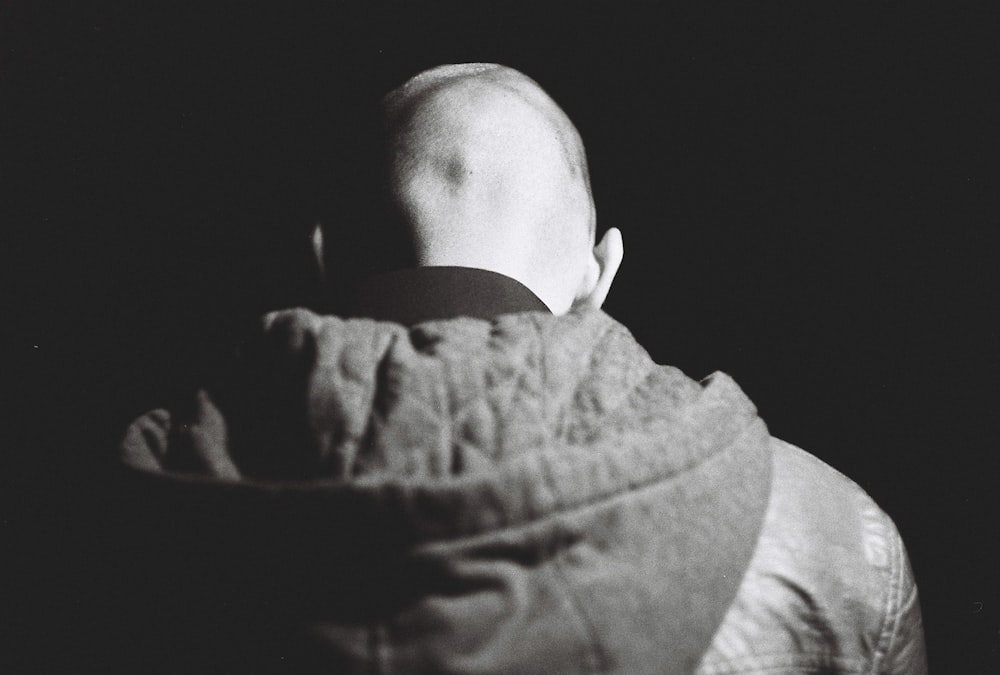 Fotografía en escala de grises de una persona con chaqueta