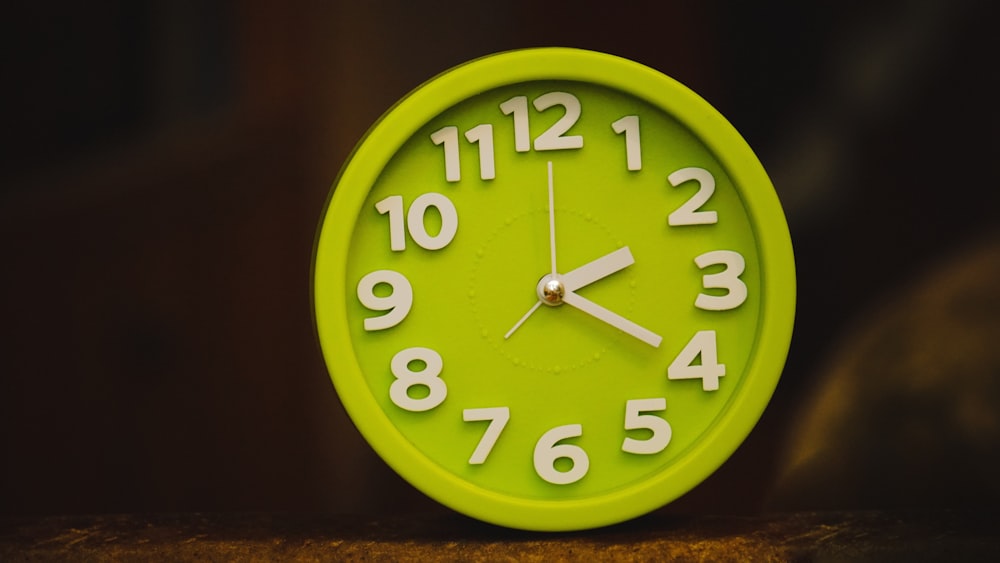 2時20分位置に緑の丸時計