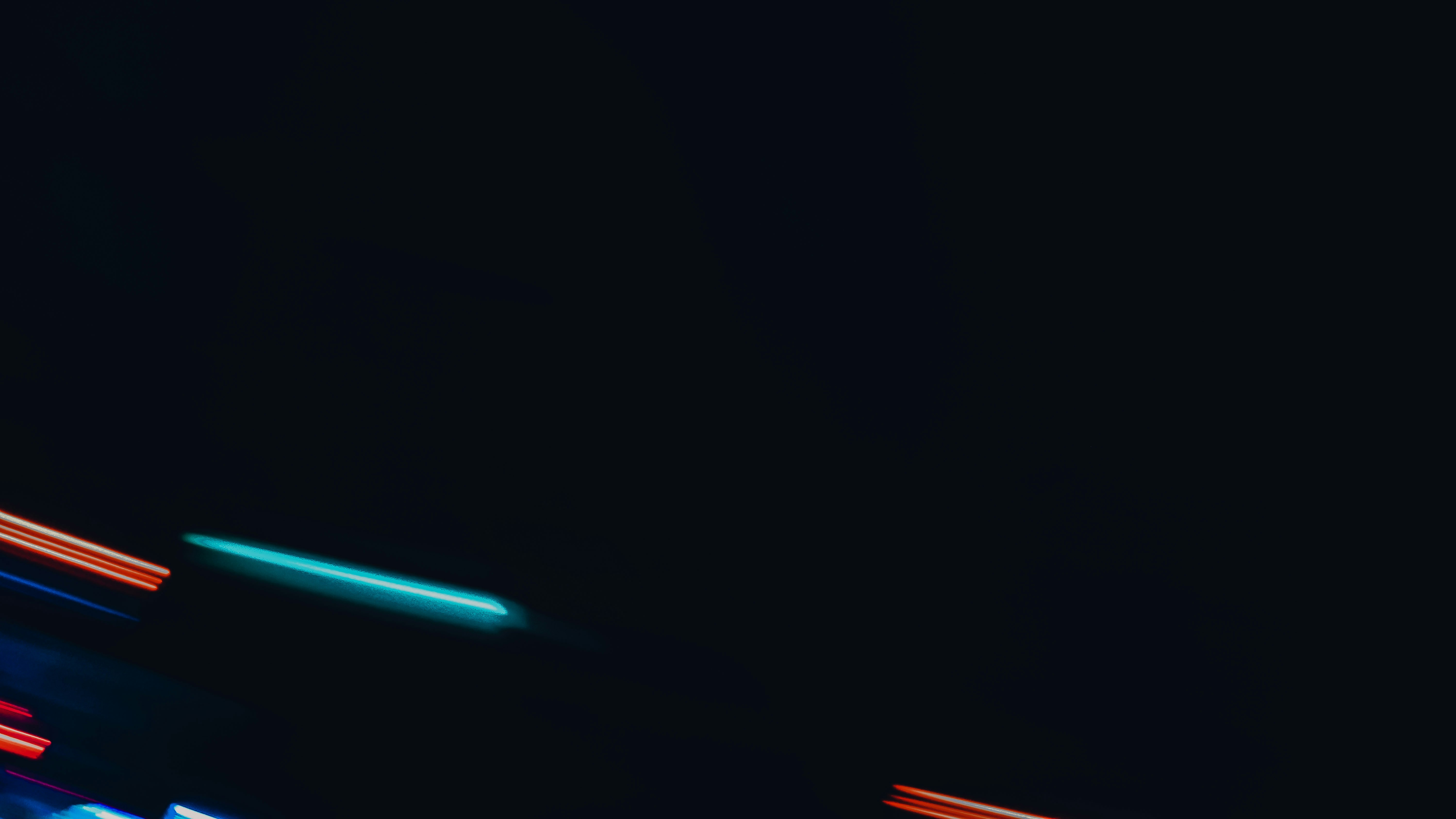a blurry photo of a traffic light at night
