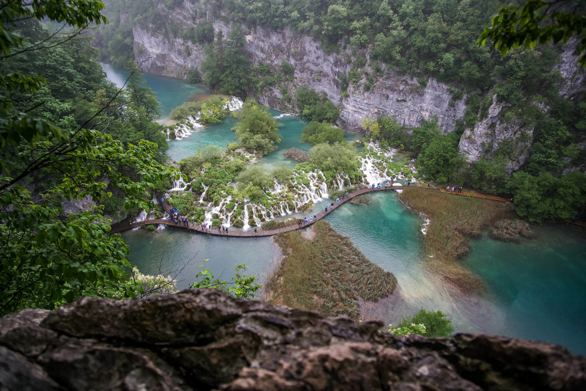 Vista aérea de un río entre montañas verdes, estilo San Rafael, Antioquia