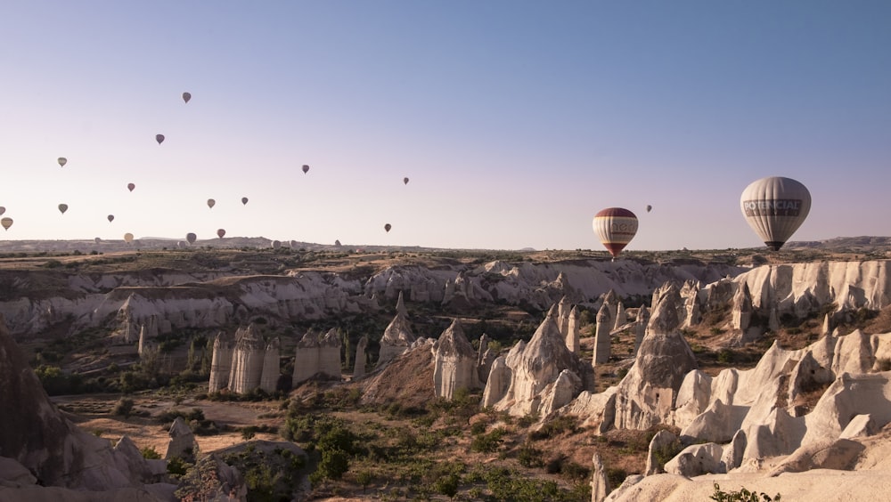 Globos aerostáticos en el aire