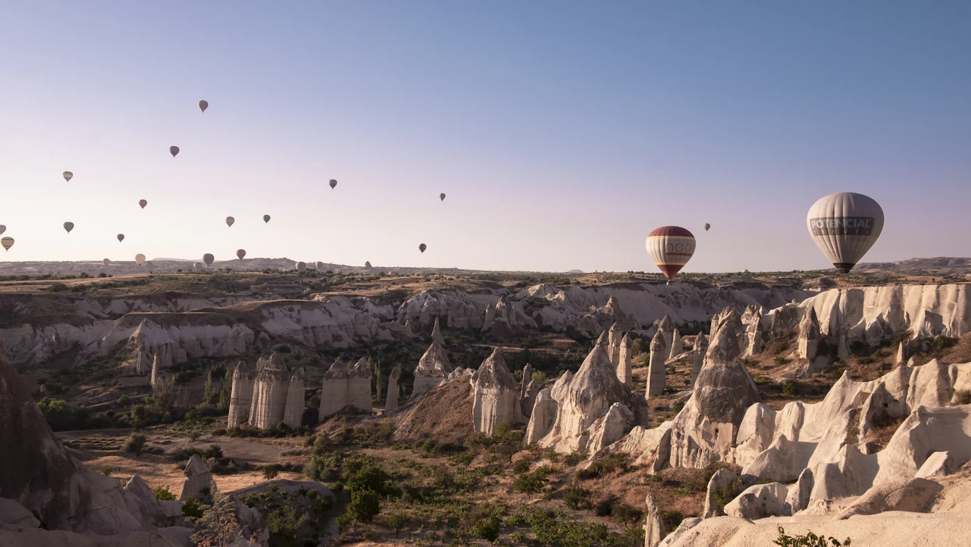 Globos aerostáticos al amanecer sobre las chimeneas de hadas de Capadocia, Turquía