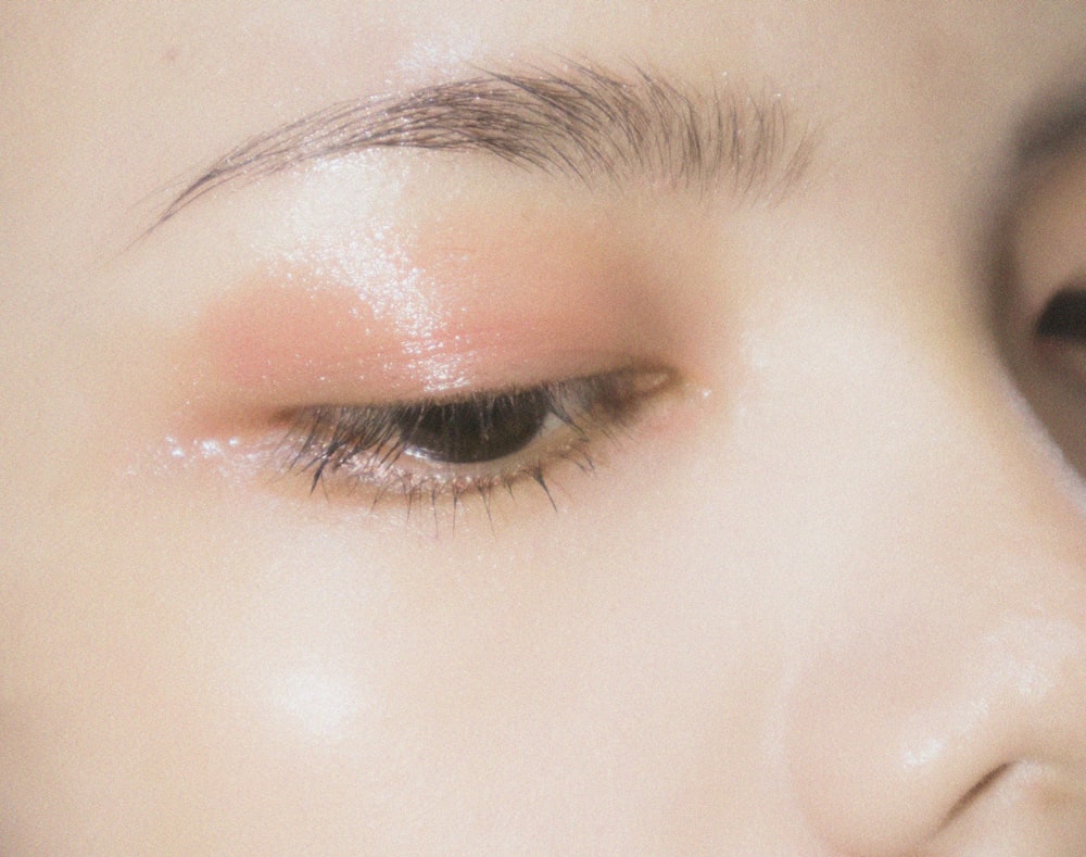um close up do olho de uma mulher com maquiagem
