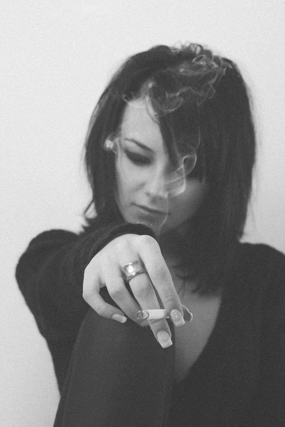 Frau raucht Zigarette