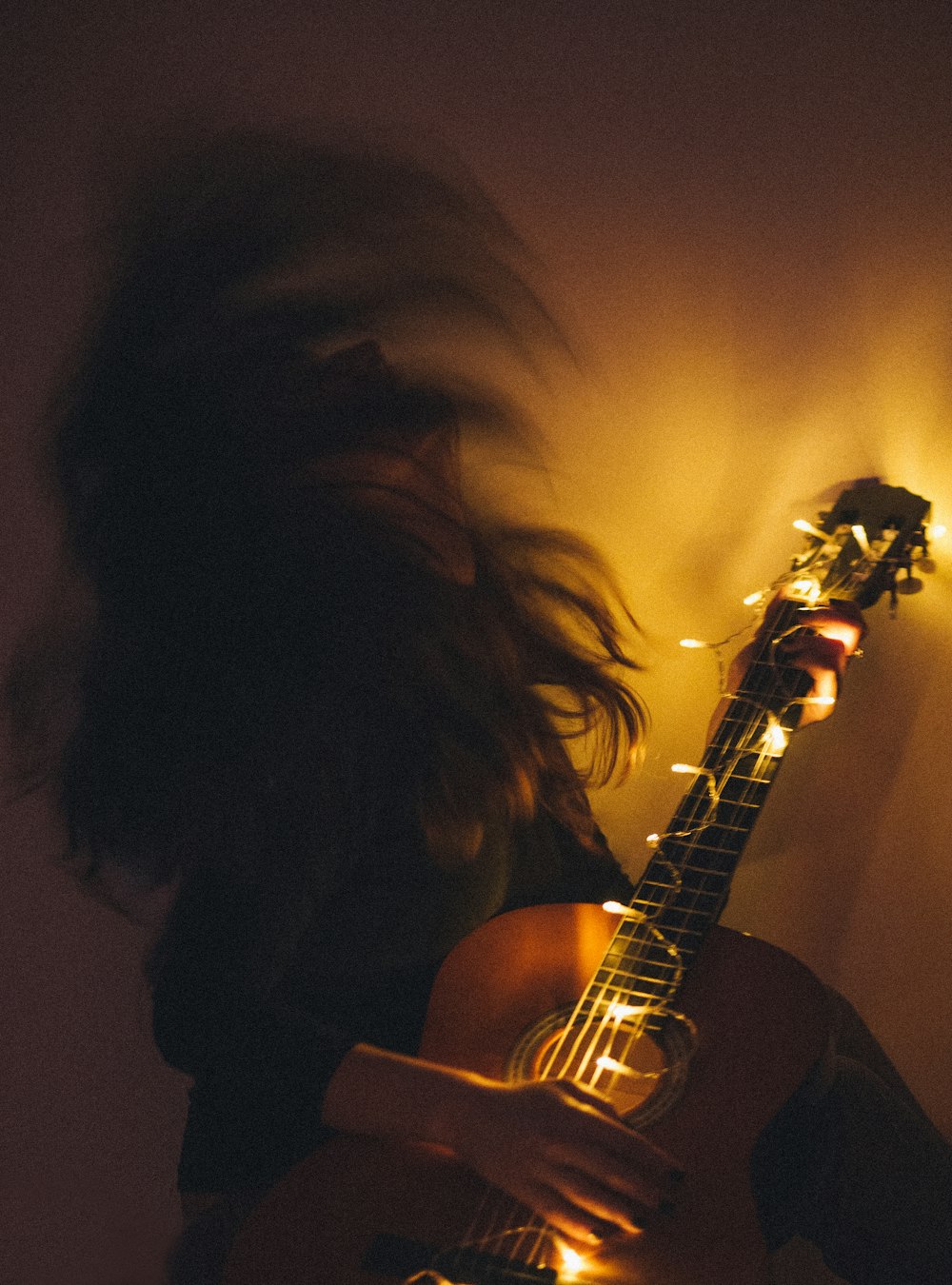 femme jouant de la guitare