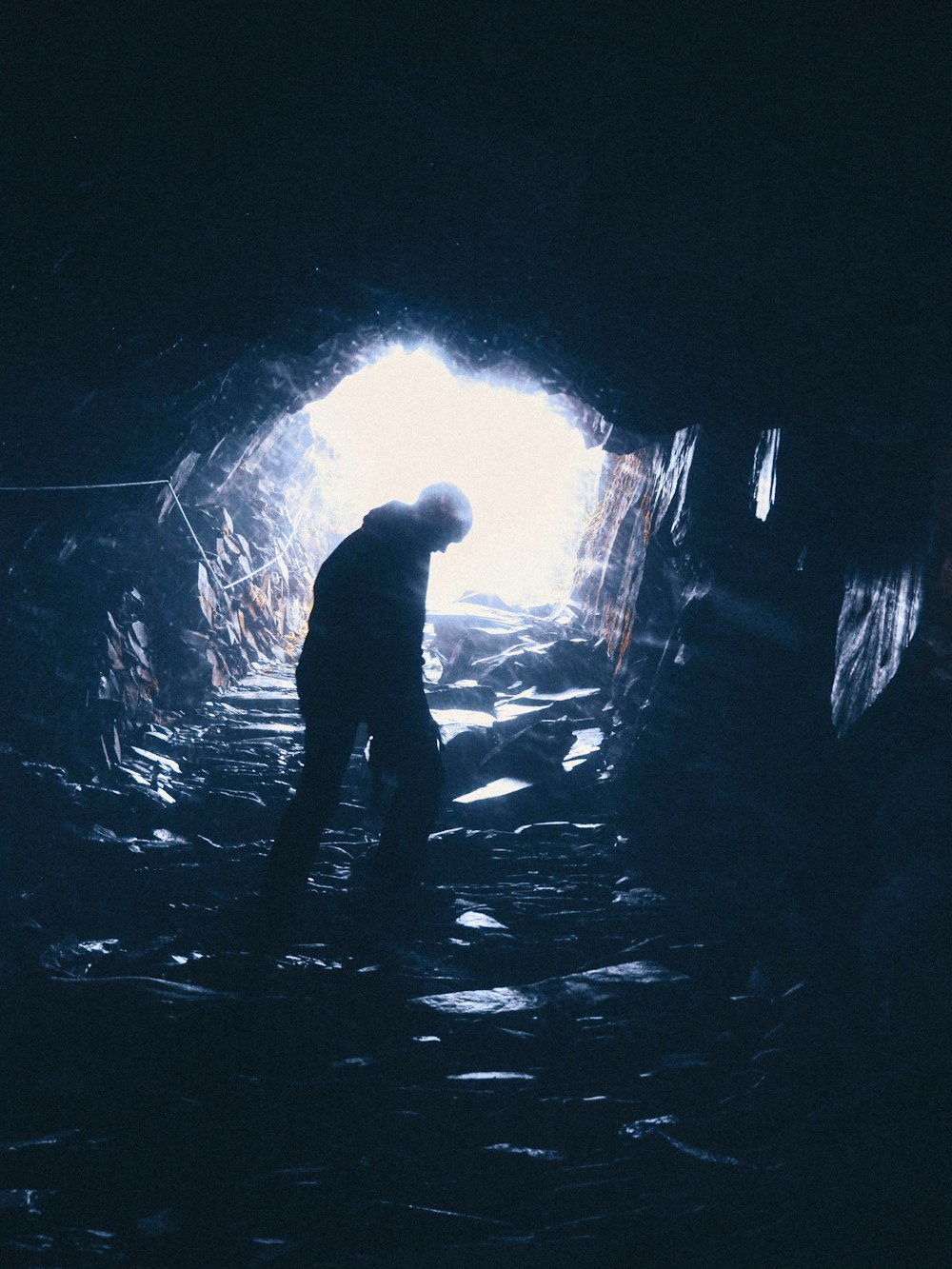 personne debout dans la grotte