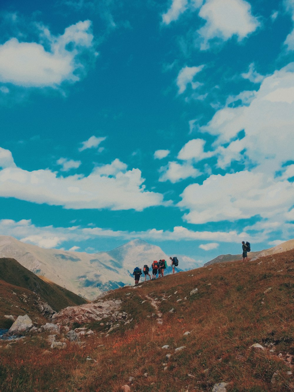 grupo de personas de pie en la cordillera