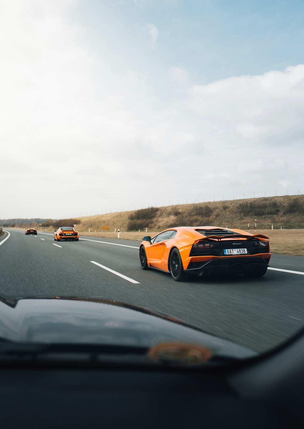 Lamborghini orange sur la route