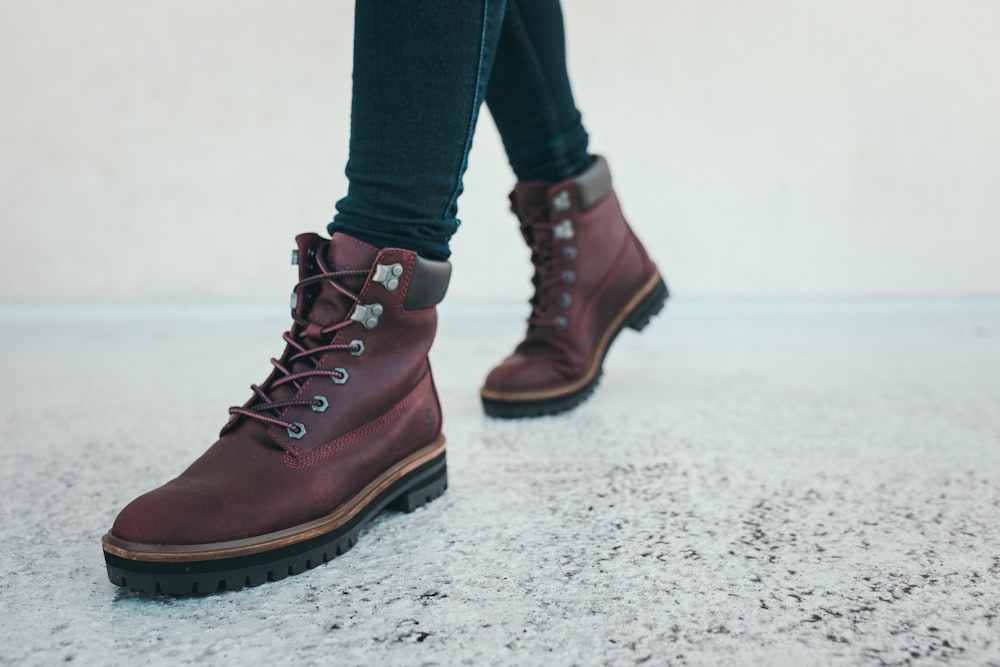 Personne marchant à l'aide de bottes de travail photo – Photo Gris Gratuite  sur Unsplash