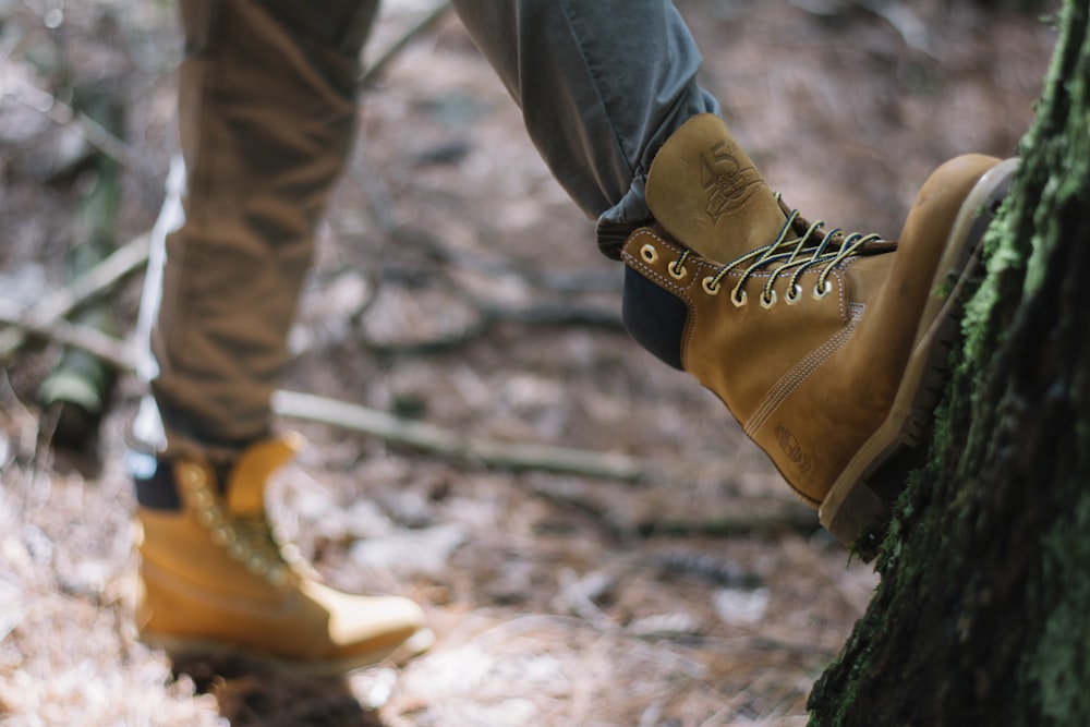 persona che indossa stivali da lavoro in nabuk Timberland marroni