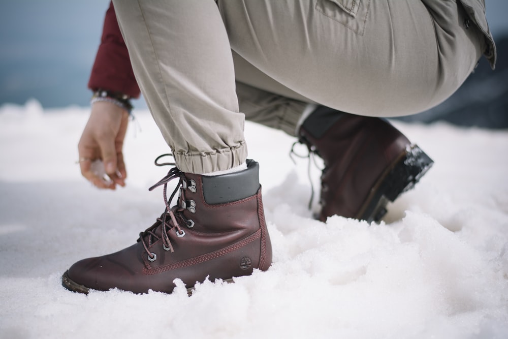 hombre sosteniendo copos de nieve