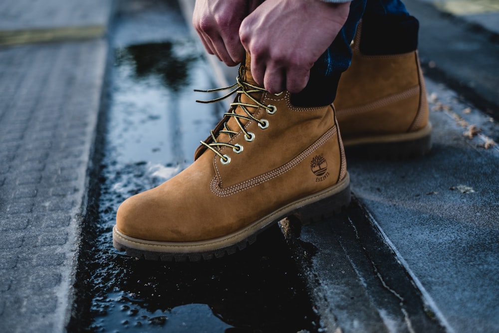 uomo in stivali da lavoro Timberland marroni