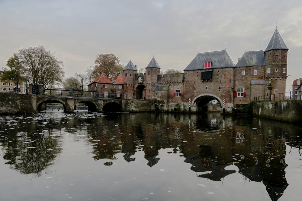 Pont en béton gris vers le château sous un ciel nuageux pendant la journée