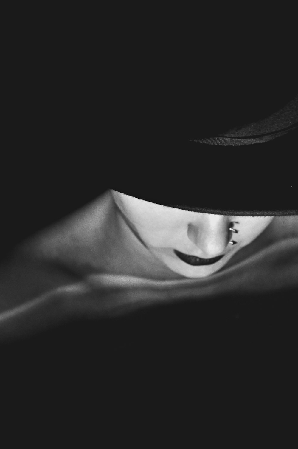 Femme avec un chapeau noir