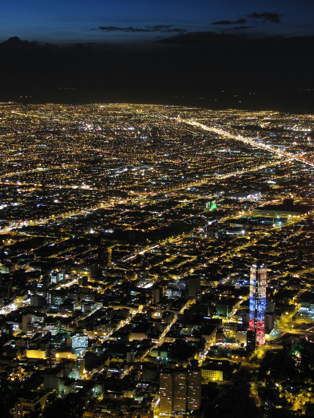 Luces de la ciudad por la noche