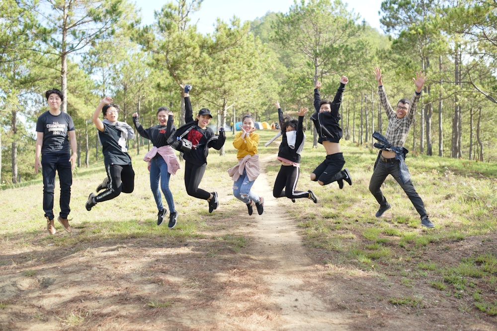 groupe de personnes sautant