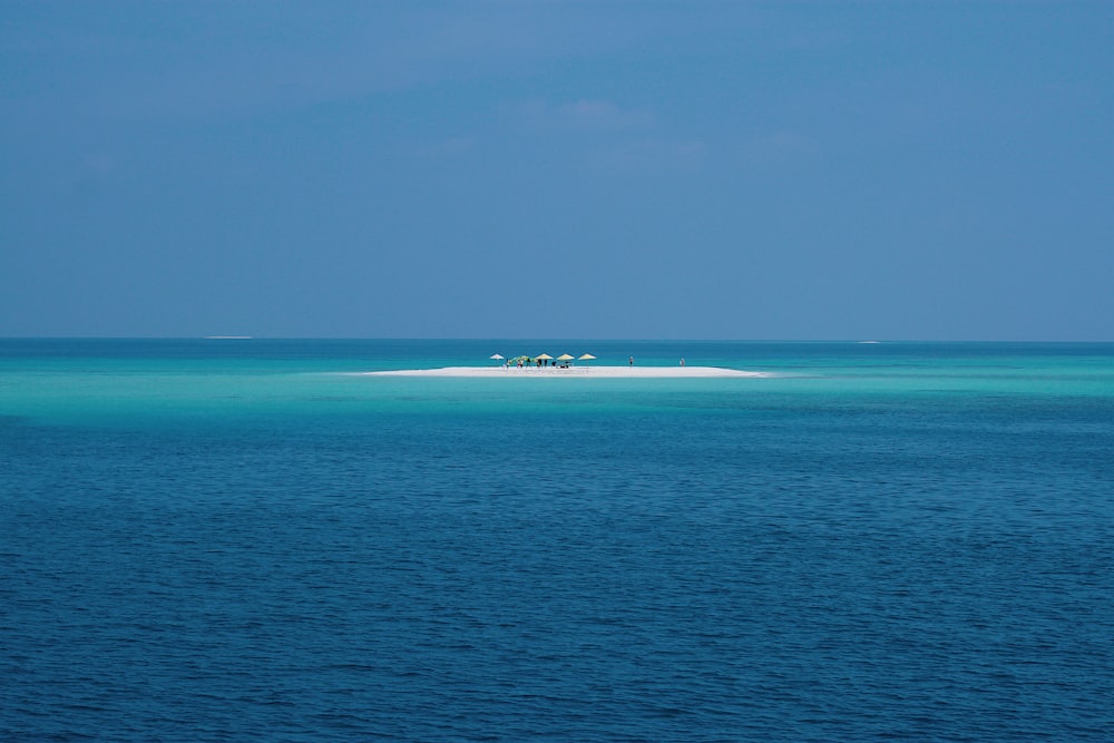 oceano sob o céu azul durante o dia