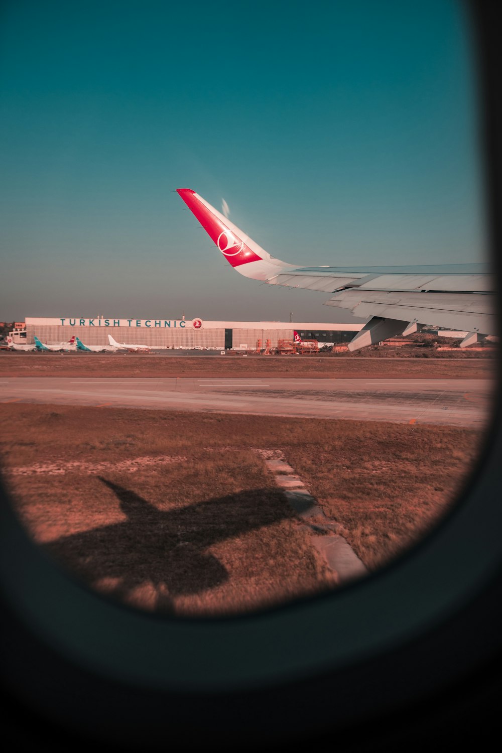 Avião de passageiros cinza decola