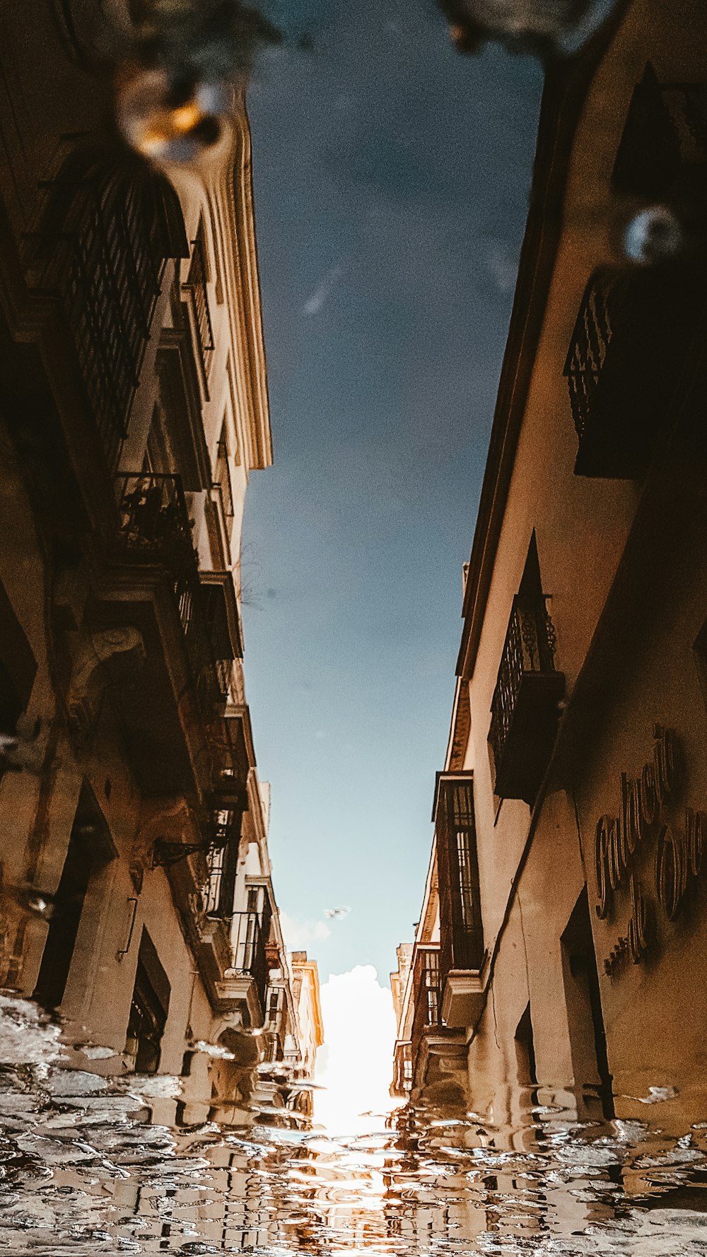 narrow pathway in between buildings