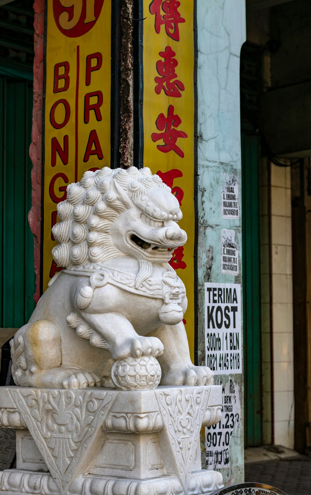 white fu dog statue