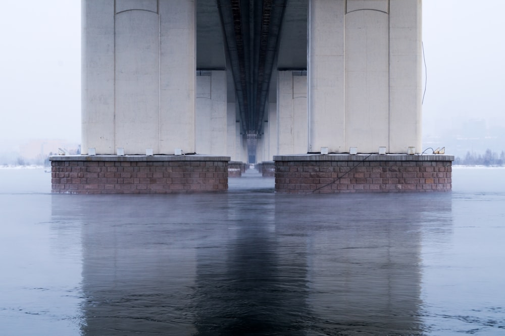 Piliers en métal blanc du pont pendant la journée