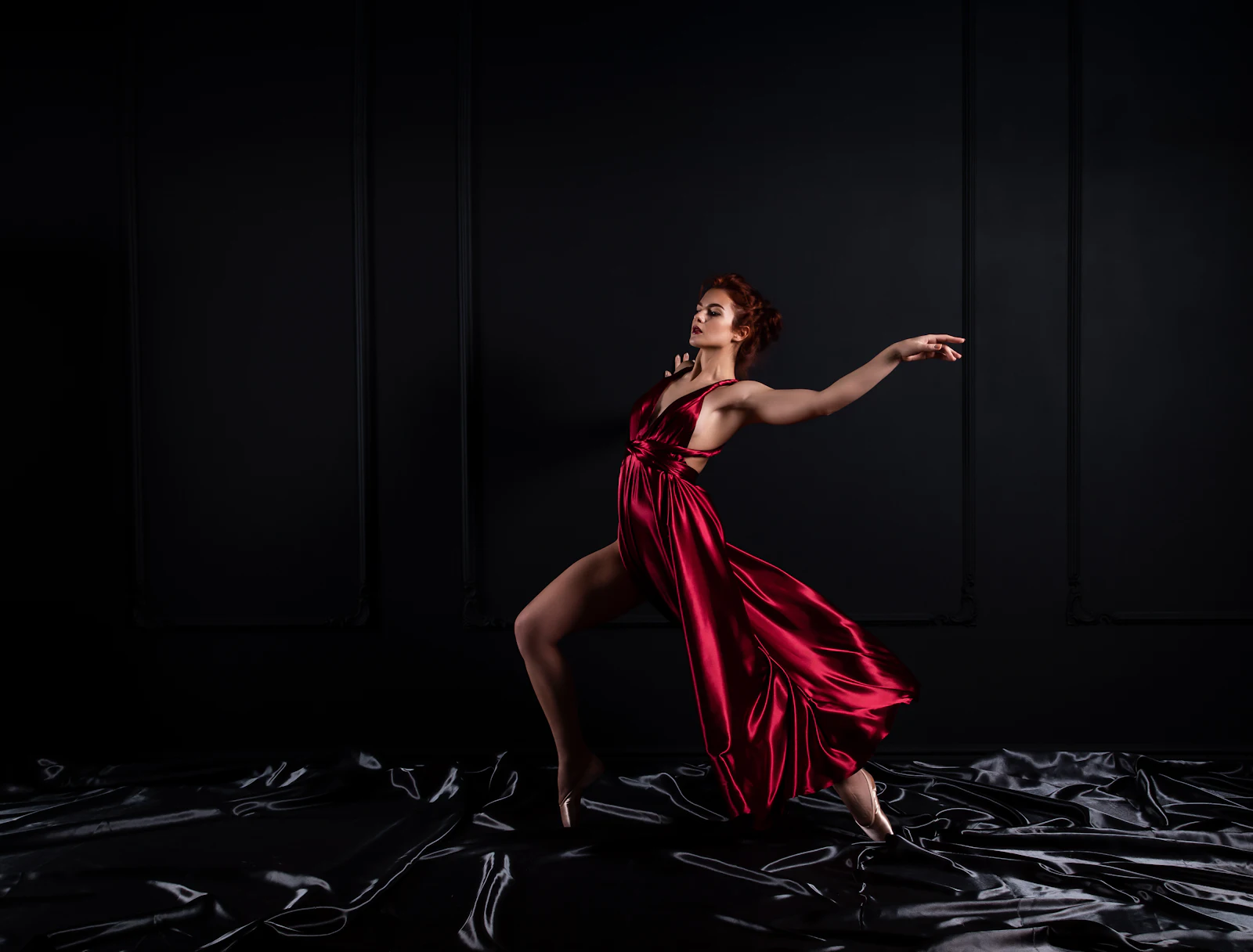 Bailarina de heels con vestido rojo