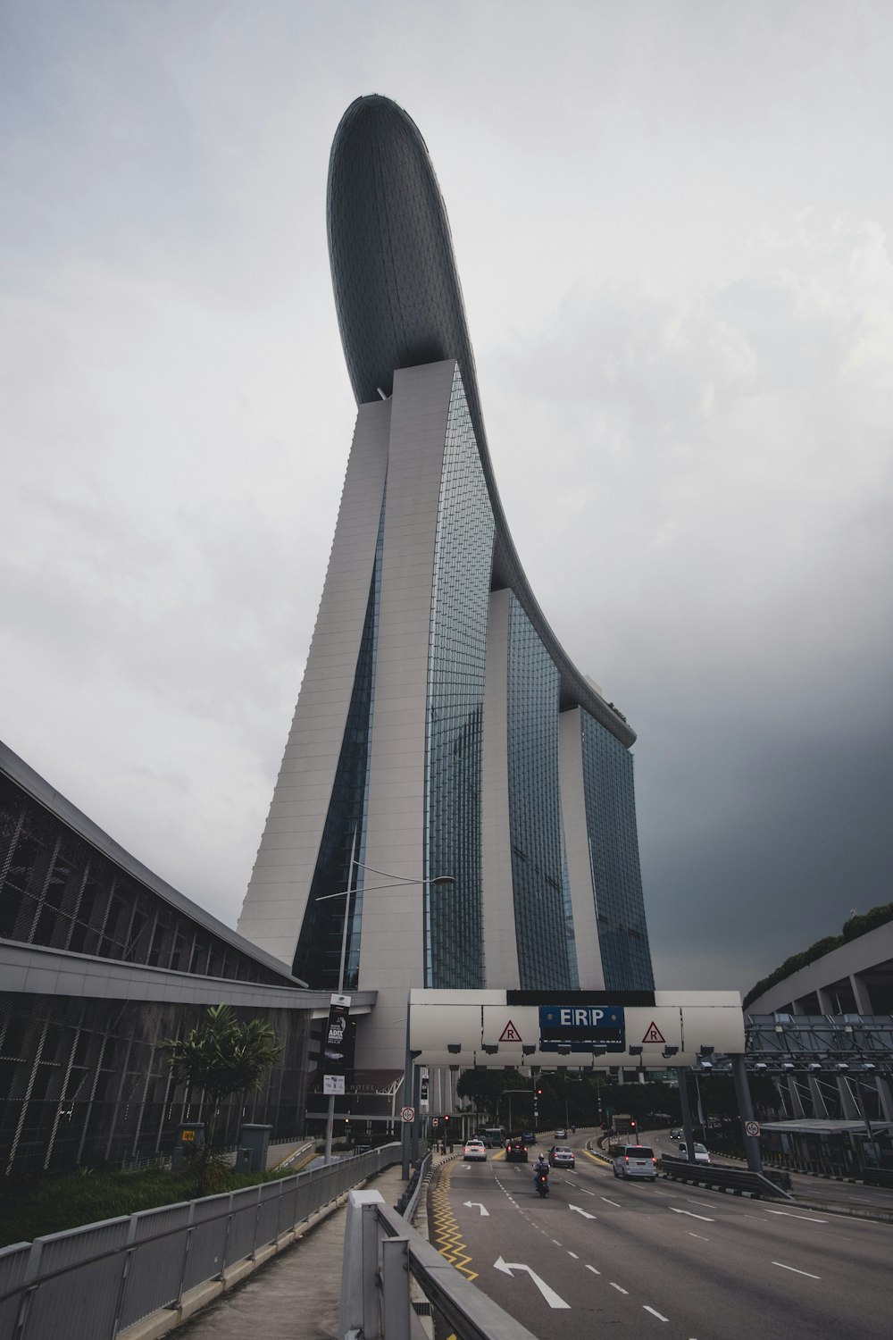 シンガポールのマリーナベイ・サンズのローアングル写真