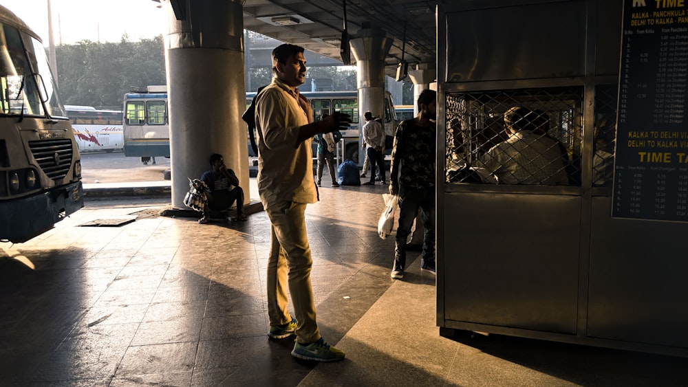 Männer am Busbahnhof